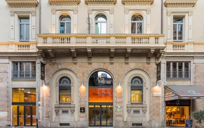 Ingang van hotel Room Mate Giulia in Milaan